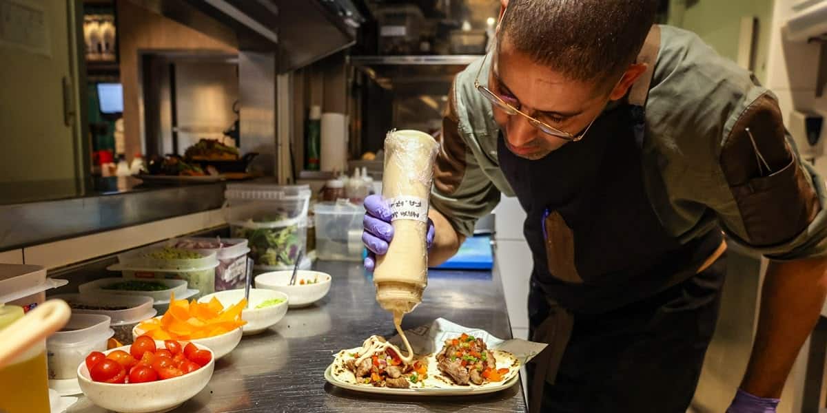 Preparació d'un plat al bar Canalla. Autora: Alba Garcia. 