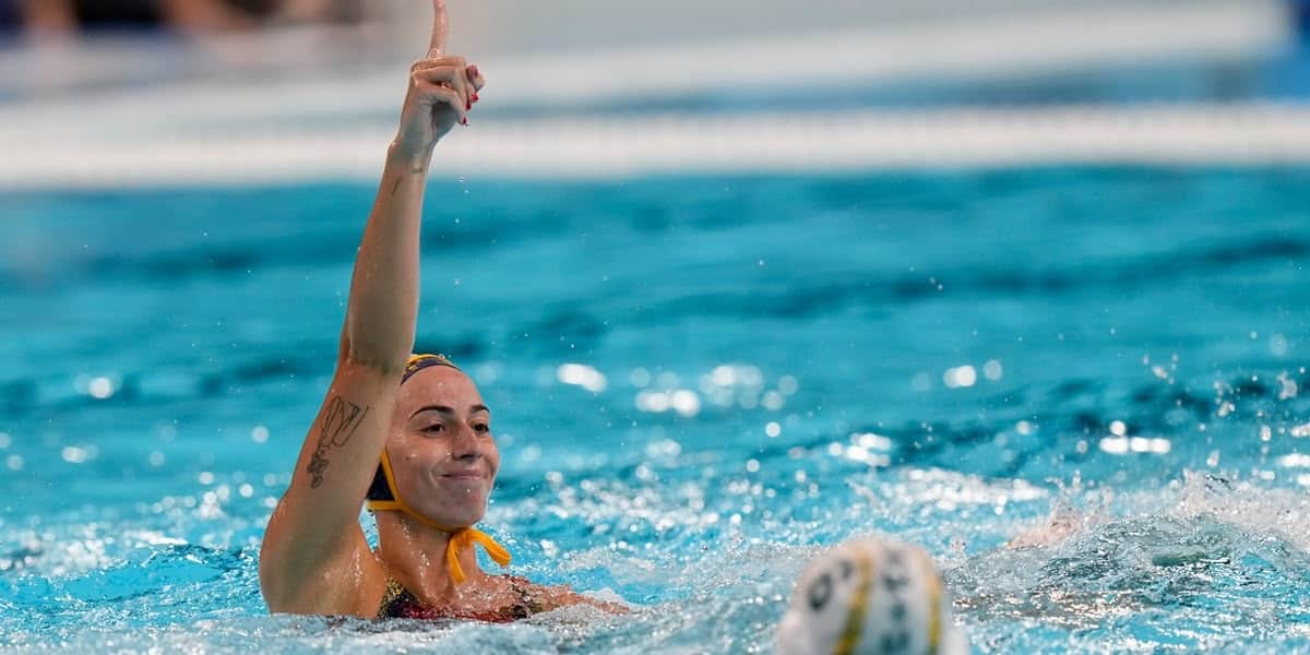 Foto portada: la waterpolista del Sabadell Bea Ortiz, quatre gols en una final olímpica. Autor: RFEN.
