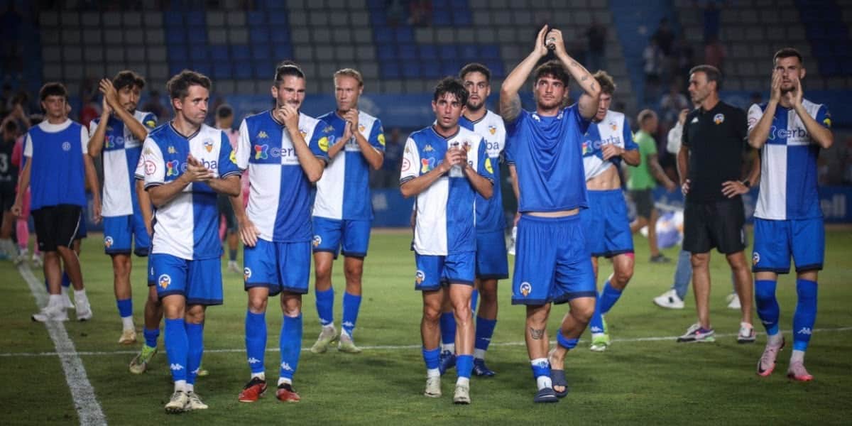 L'equip arlequinat sortint de la gespa, al final del partit. Autora: Dihor. 