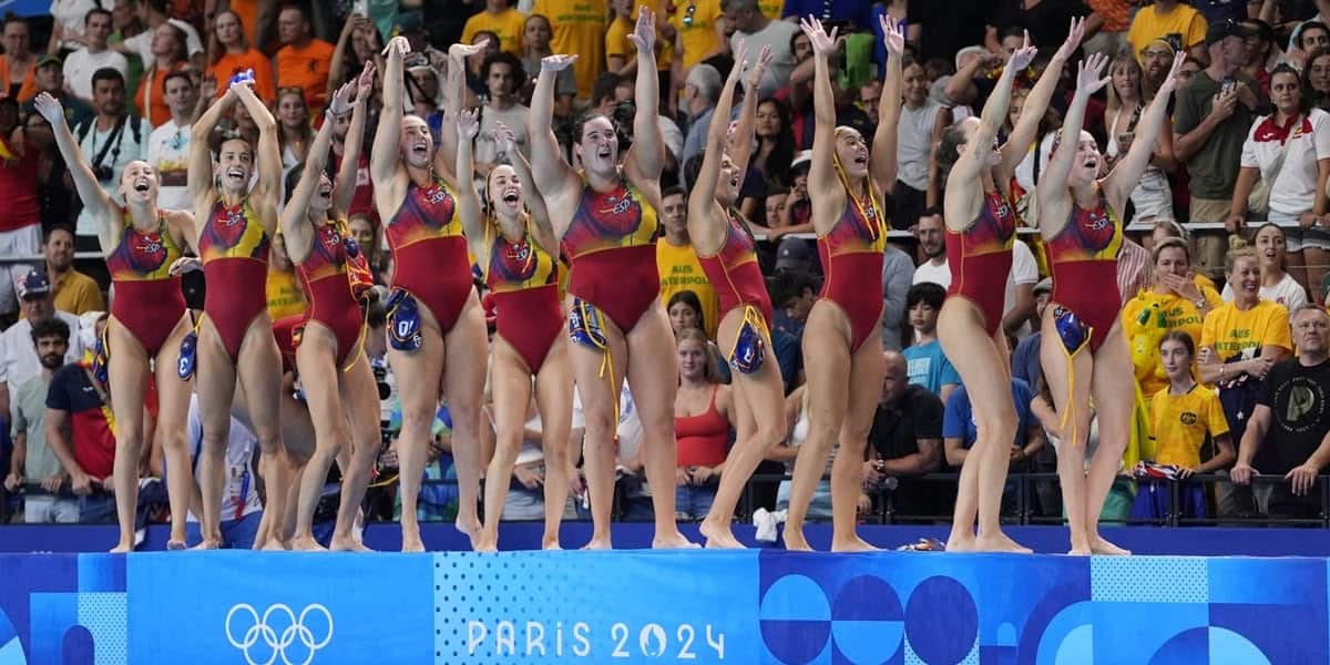 Foto de portada: Foto d'equip amb l'or. COE, via X