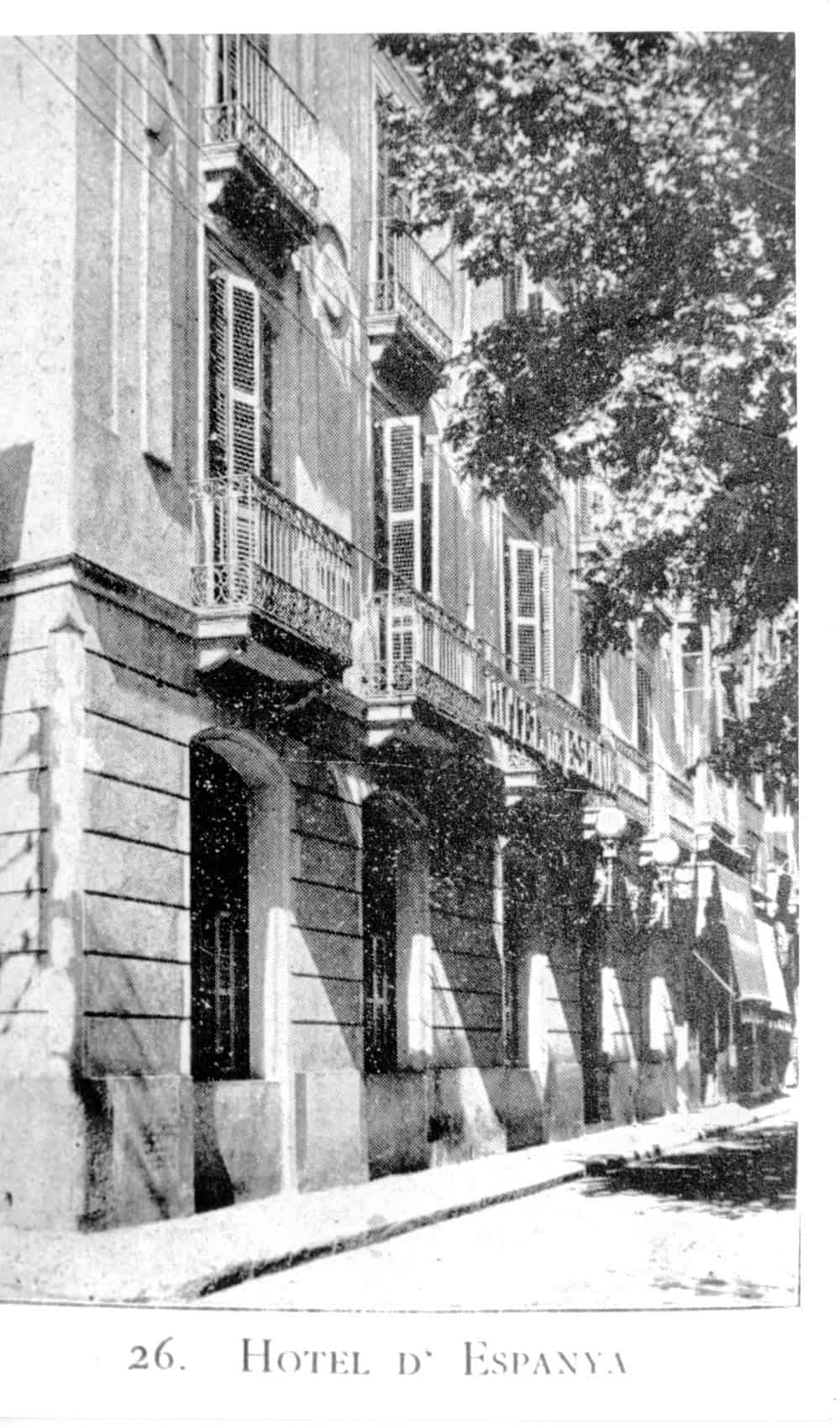 L'Hotel Espanya, a la Rambla cantonada Sant Pere, a principis del segle XX. Foto: Marçal Ballús via Arxiu UES.