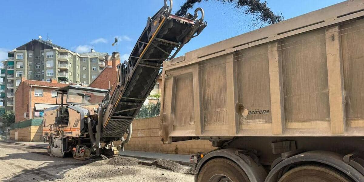 Obres per reparar els ferms i les voreres del carrer d'Ovidi, a Can Rull. Autor: cedida.