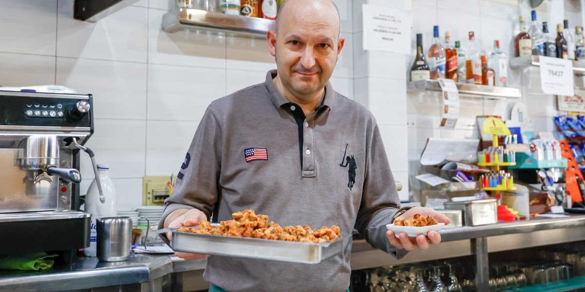 Cambrer al bar La Alpujarra dels Merinals. Autor: David Jiménez.