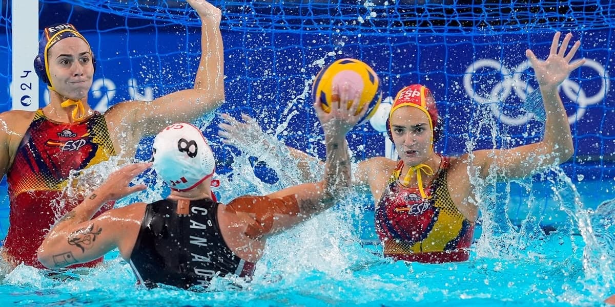 Bea Ortiz i la portera Martina Terré, aquest dijous. Autor: RFEN.