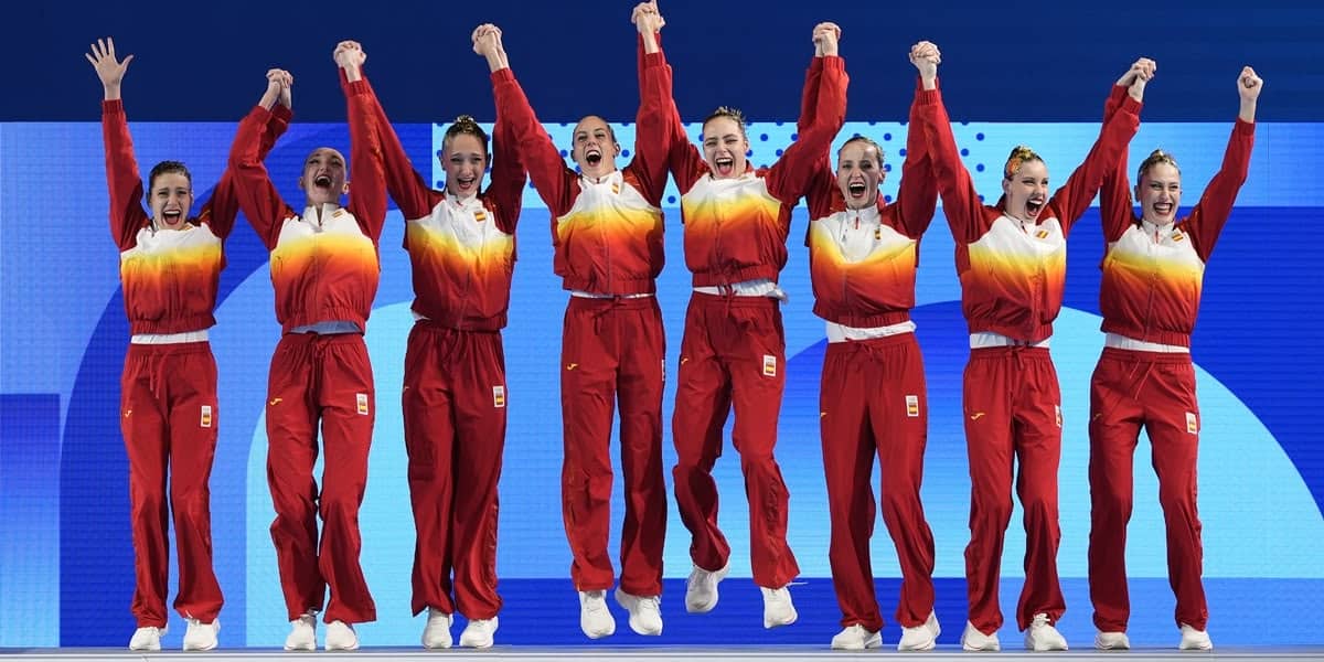 L'equip espanyol, al podi, amb la medalla de bronze. Autor: COE via Flickr.