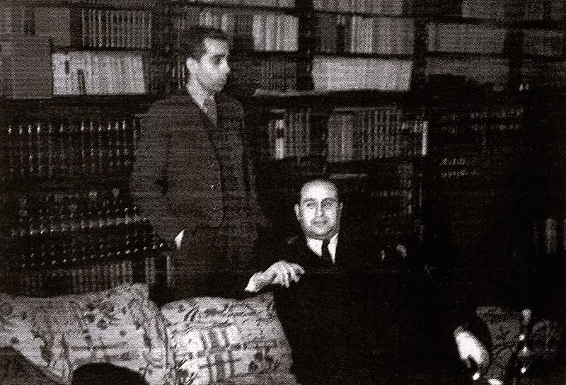 Ricard Marlet i Joan Sallarès a la biblioteca de cal Llonch on es celebraven els dillunsos. (1928). Autor desconegut. Arxiu JLLS