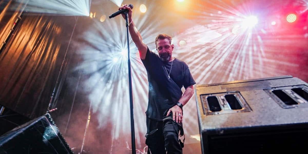 El vocalista d'OBK, Jordi Sánchez, en un concert recent. Font: Facebook oficial OBK.