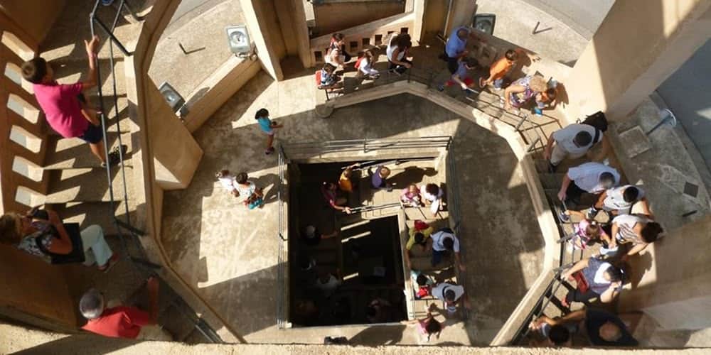 Foto portada: visita guiada a la Torre de l'Aigua. Foto: Museu d'Història (cedida).