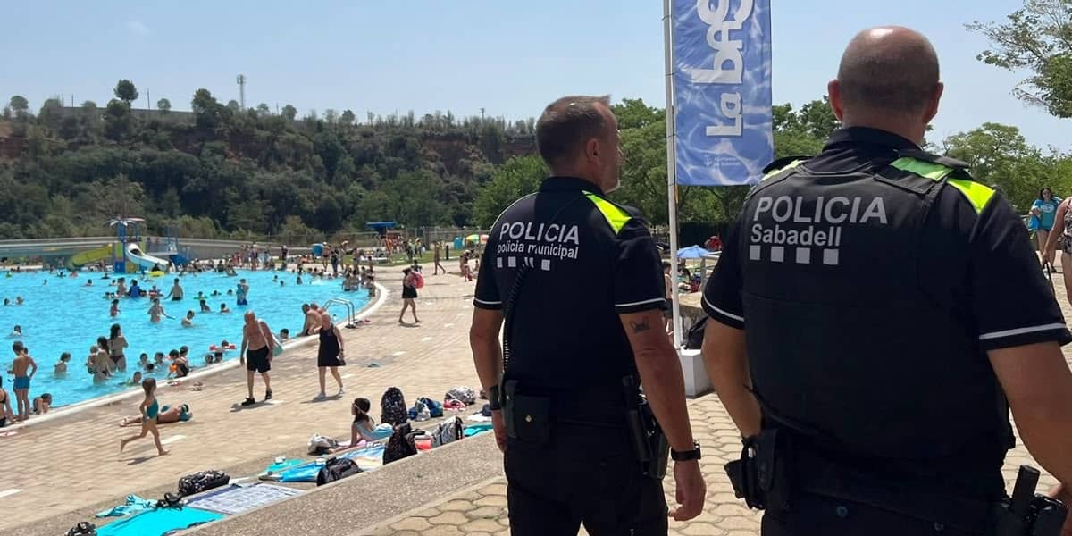 Foto portada: agents de la Policia Municipal, a la Bassa. Autor: @policiasabadell via Twitter.
