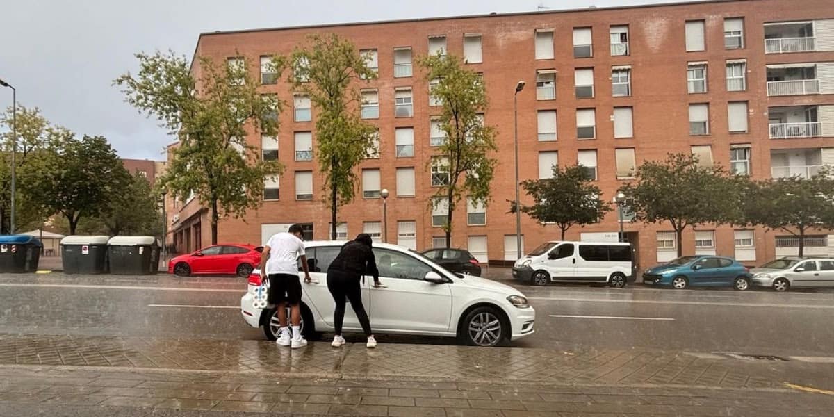 La pluja va sorprendre molts sabadellencs. Autor: J.d.A.