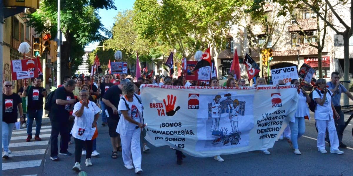 Manifestació de les treballadores de la neteja de l'Ajuntament denunciant incompliments de Serveo. Autor: Jordi M.