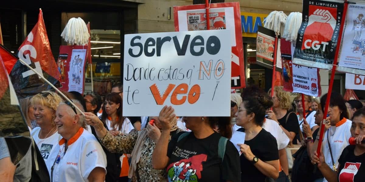 Manifestació de les treballadores de la neteja de l'Ajuntament denunciant incompliments de Serveo. Autor: Jordi M.