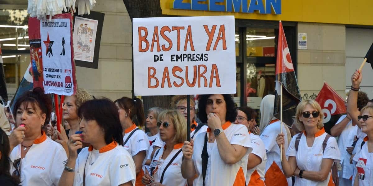 Manifestació de les treballadores de la neteja de l'Ajuntament denunciant incompliments de Serveo. Autor: Jordi M.