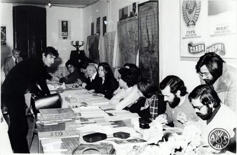 El futur alcalde Antoni Farrés a la seu del PSUC parlant amb col.laboradors del partit. Sabadell.