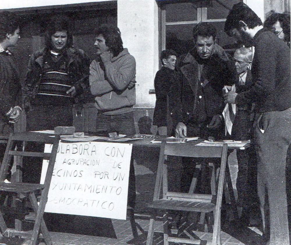Francisco Morales, dirigent del PSUC, CC.OO i de l'AV de Ca n'Oriac recollint signatures per la dimissió de Consistori franquista i per un Ajuntament democràtic (gener 1976)