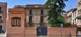 Foto portada: exterior de la Casa Grau, des de la plaça del Gas. Autor: Viquipèdia.