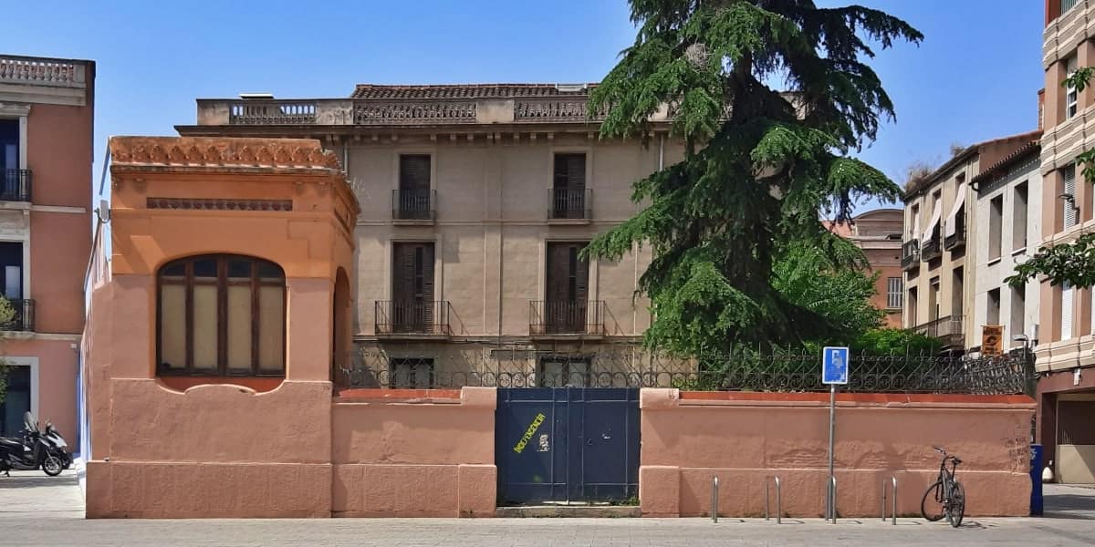 Foto portada: exterior de la Casa Grau, des de la plaça del Gas. Autor: Viquipèdia.