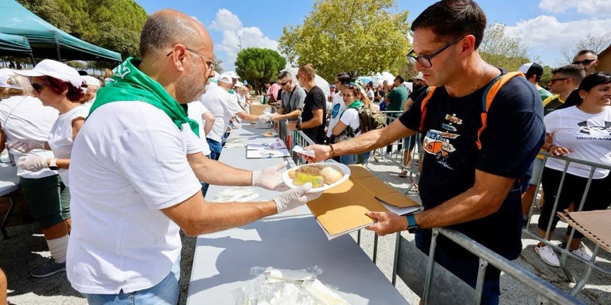 Assistents a la fideuà popular, aquest dissabte. Autor: J.Peláez / Ajuntament.