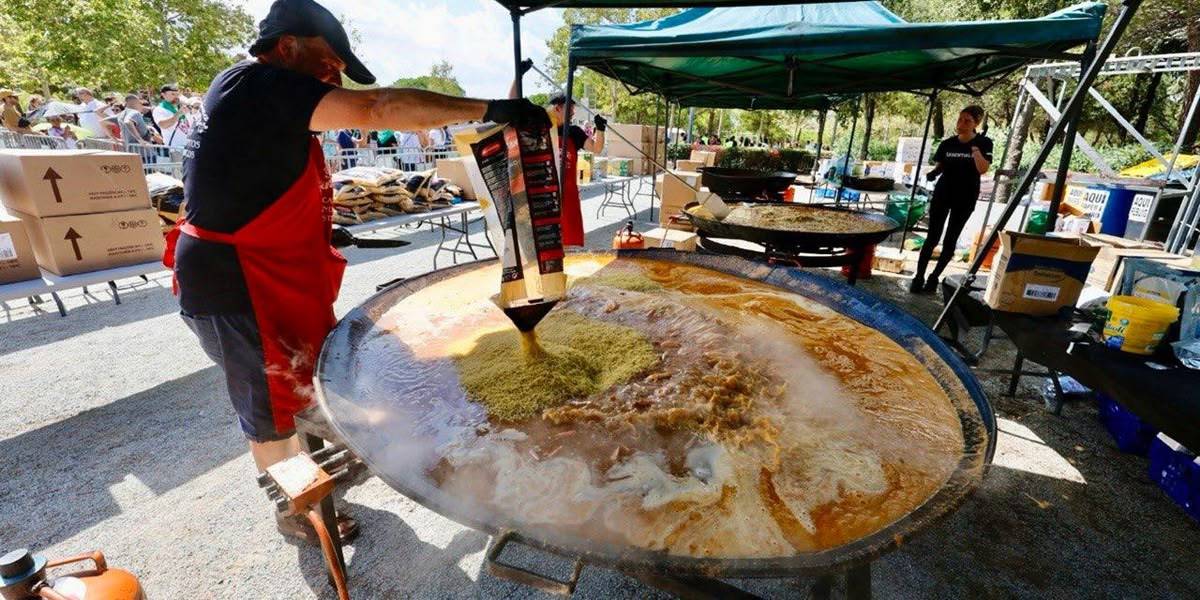 Assistents a la fideuà popular, aquest dissabte. Autor: J.Peláez / Ajuntament.