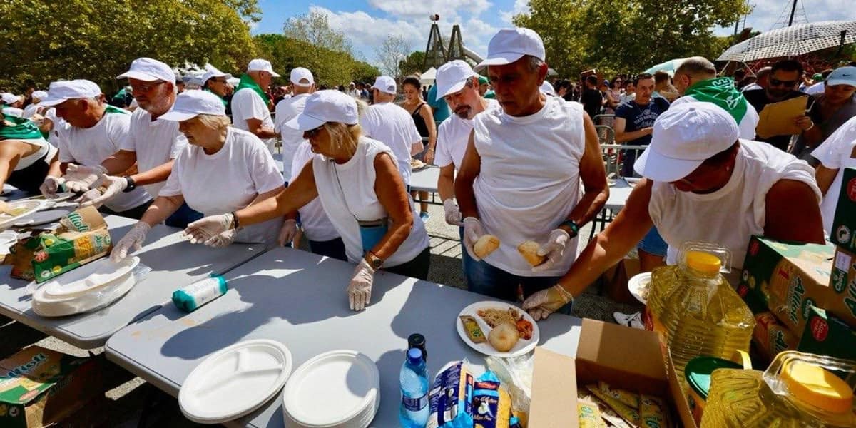 Assistents a la fideuà popular, aquest dissabte. Autor: J.Peláez / Ajuntament.