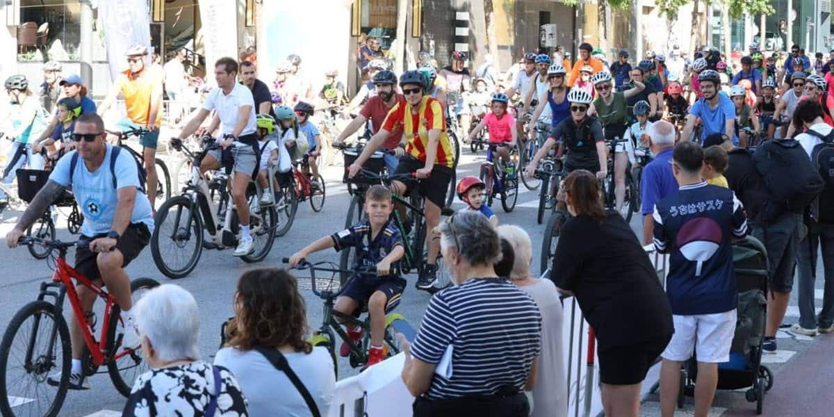 Foto portada: pedalada de Festa Major. Autora: Anna Mas / Ajuntament.