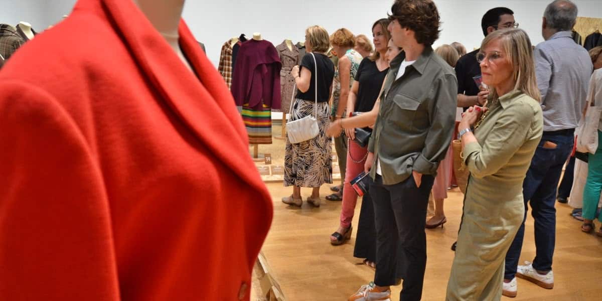 Visitants a la mostra. En primer terme, un Pertegaz. Autor: J.d.A.