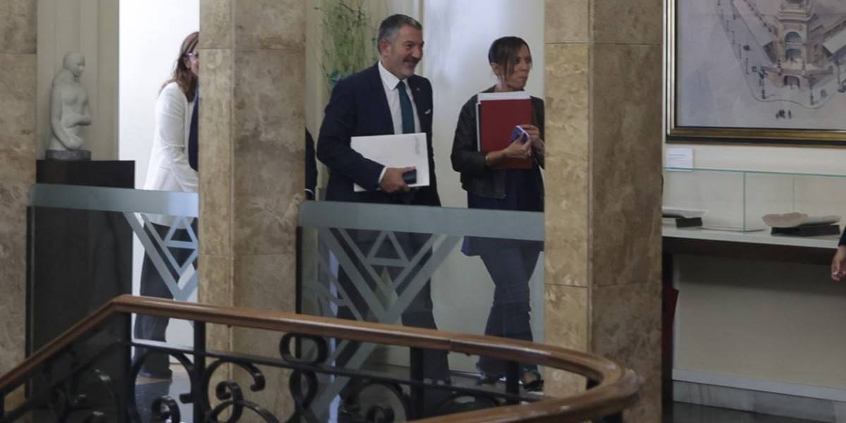 Foto portada: el conseller d'Empresa, Miquel Sàmper, i l'alcaldessa de Sabadell, Marta Farrés, sortint de la reunió. Autora: Dihor. 