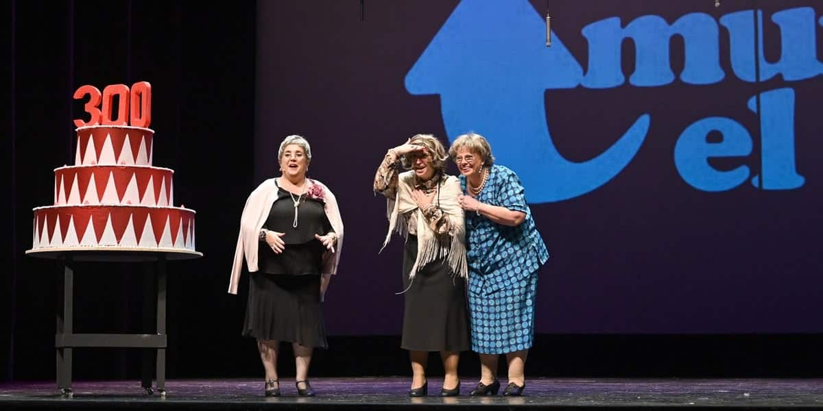 Les Teresines de Sabadell, i el pastís pels 300 programes del programa 'Aixeca el teló'. Autor: J.Ubia.