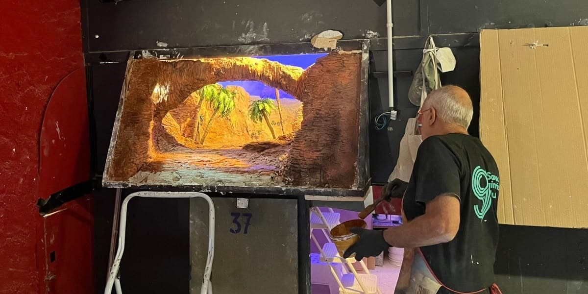 Un pessebrista treballant en el seu diorama. Autor de la foto: Jordi M.