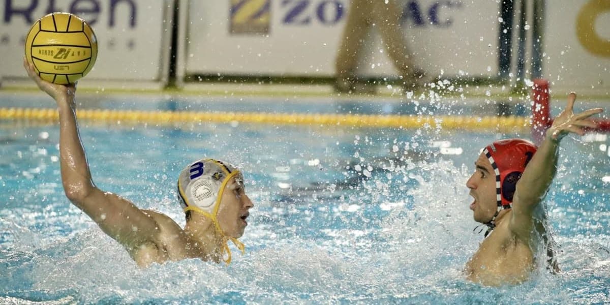 Foto de portada: El porter Edu Lorrio, en acció defensiva contra el davanter del Barceloneta. RFEN