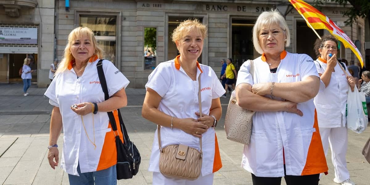 Foto de portada: Personal de neteja a la concentració. Autora: A.Garcia