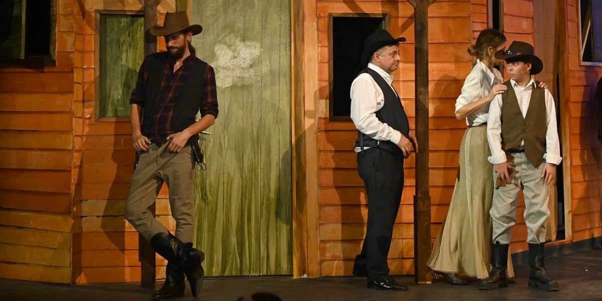 Els personatges de l'obra davant de l'Hotel. Autor: Josep Ubia / Teatre Sant Vicenç