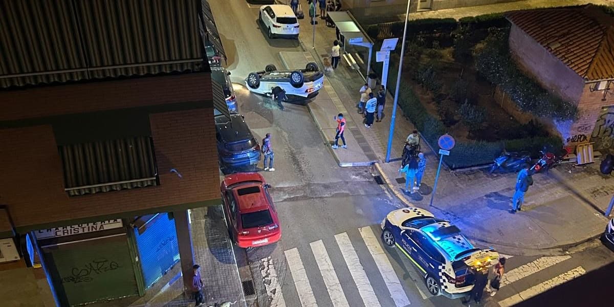 Foto portada: el vehicle bolcat, al mig del carrer. Autor: cedida.