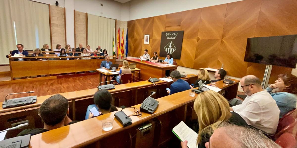 Foto portada: la sala de plens, durant el ple d'orenances. Autor: J.d.A.