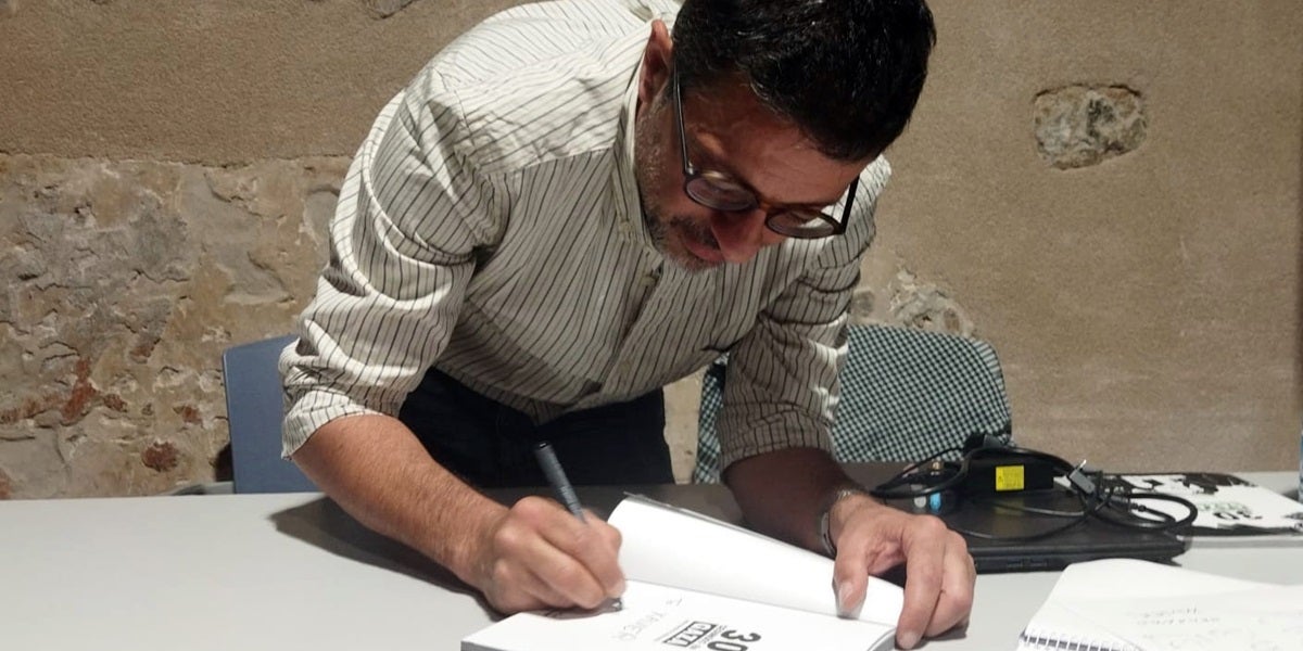 el autor, Mohammad Sabaaneh, firmando libros