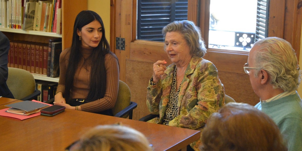 Sílvia Oliver Serra, filla de Joan Oliver, durant la trobada de familiars d'exiliats a l'Arxiu Històric. Autor: Jordi M.