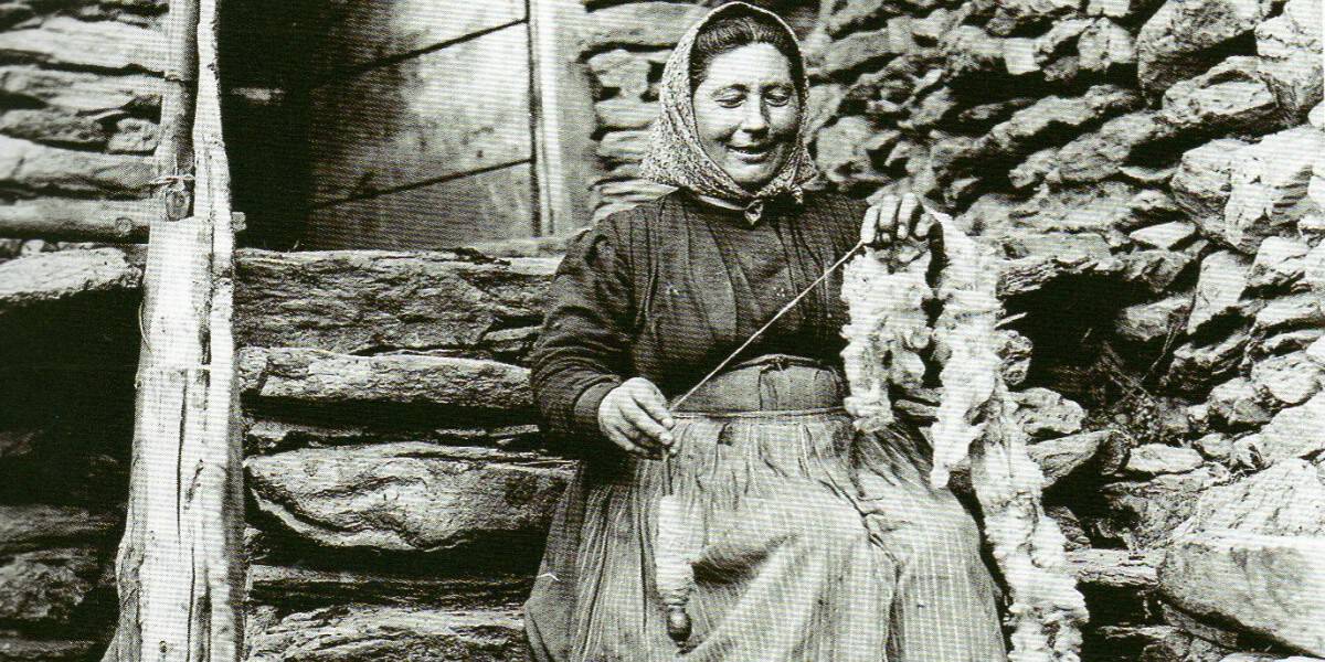 Filadora a mà (1921). Francesc Casañas (AHS)