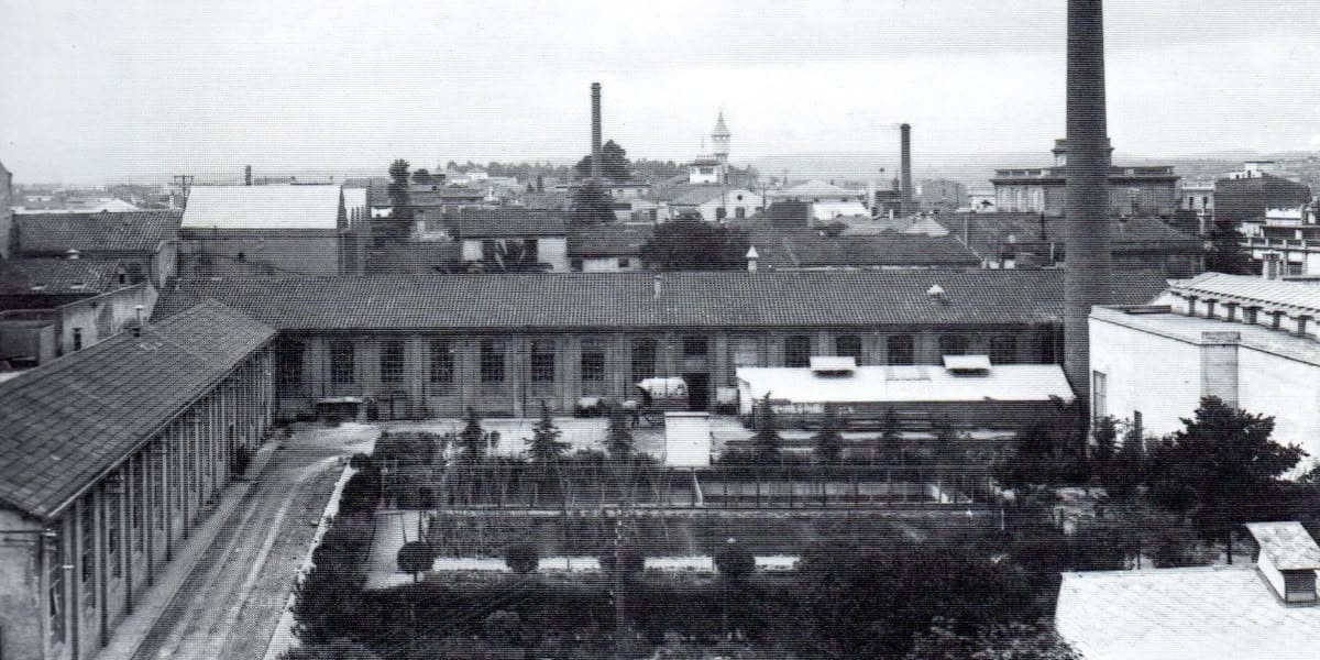 Pati de la fàbrica Sallarès i Deu, entre els carrers Indústria, Illa i Concepció. Francesc Casañas. Data desconeguda