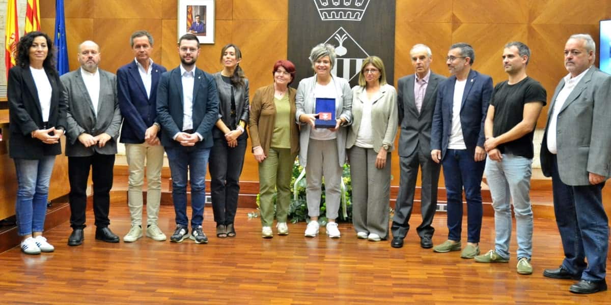 Representants municipals amb la filla de Valero. Autor: J.d.A.