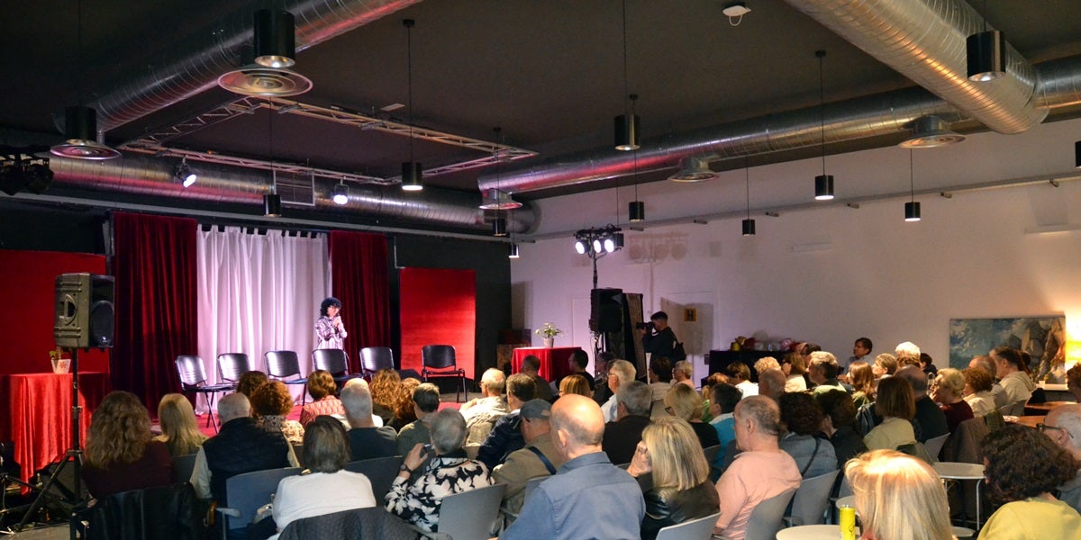 La parròquia de Nostra Llar, reflexada al centre cívic de Sant Oleguer. Autor: J.d.A.