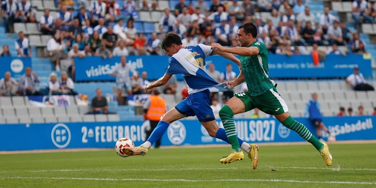 Ton Ripoll, estirat de la samarreta. Autora: Dihör