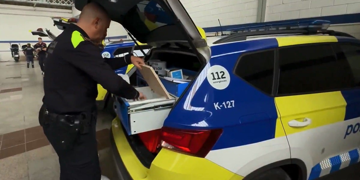 Foto portada: agents de la Policia Municipal, abans de sortir de Sabadell. Font: Policia Sabadell.