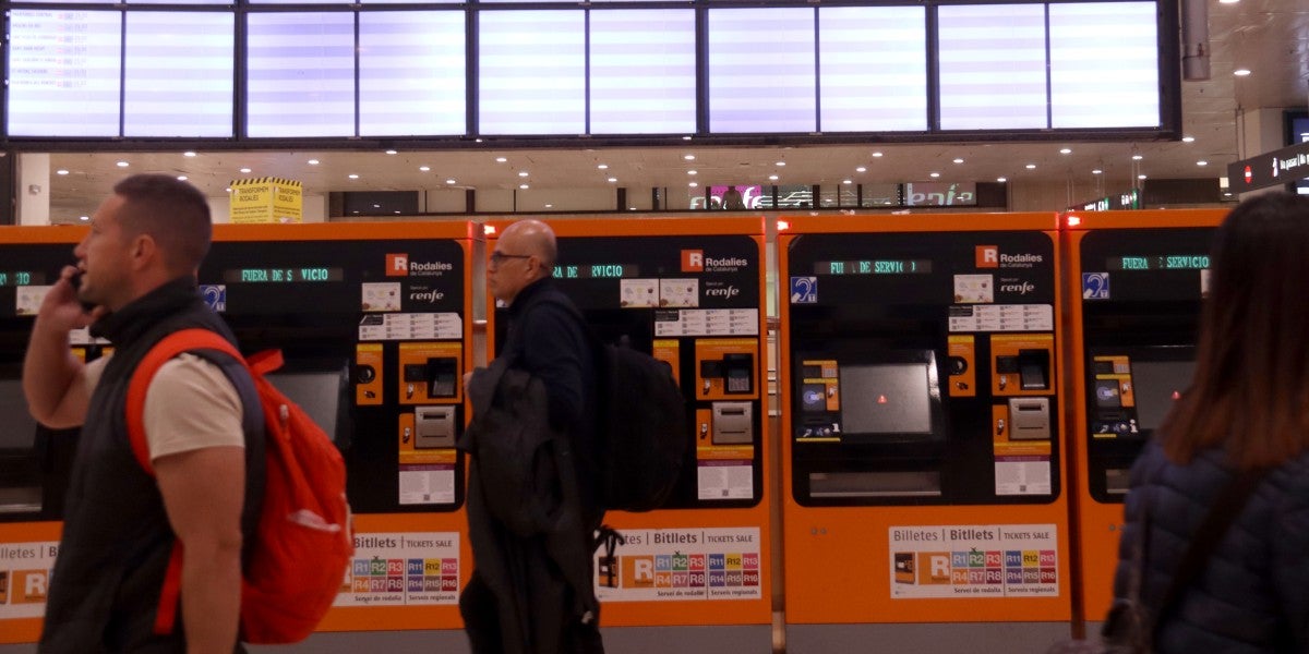 Foto portada: panells en blanc a l'estació de Sants de Barcelona. Foto: ACN.