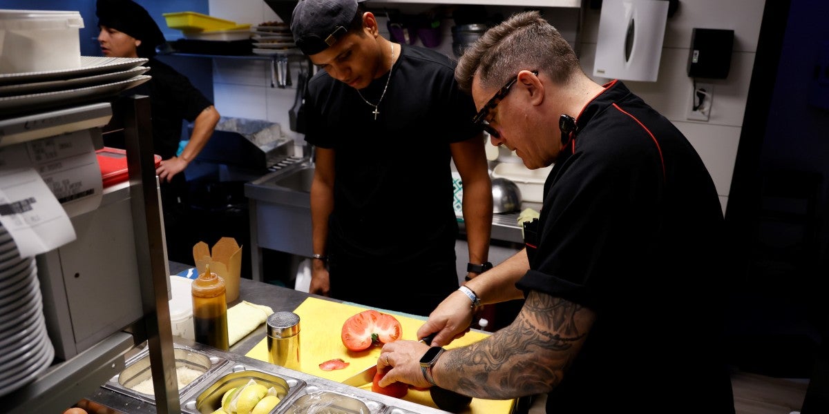 Cuiners, al restaurant Omplepanxes, a la Creu de Barberà. Autor: David Jiménez.