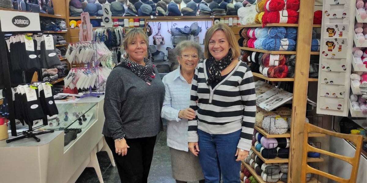 Foto de portada: Mariona Pons, Roser Canals i Sílvia Pons, a la Casa Traveria. Autor: M.G