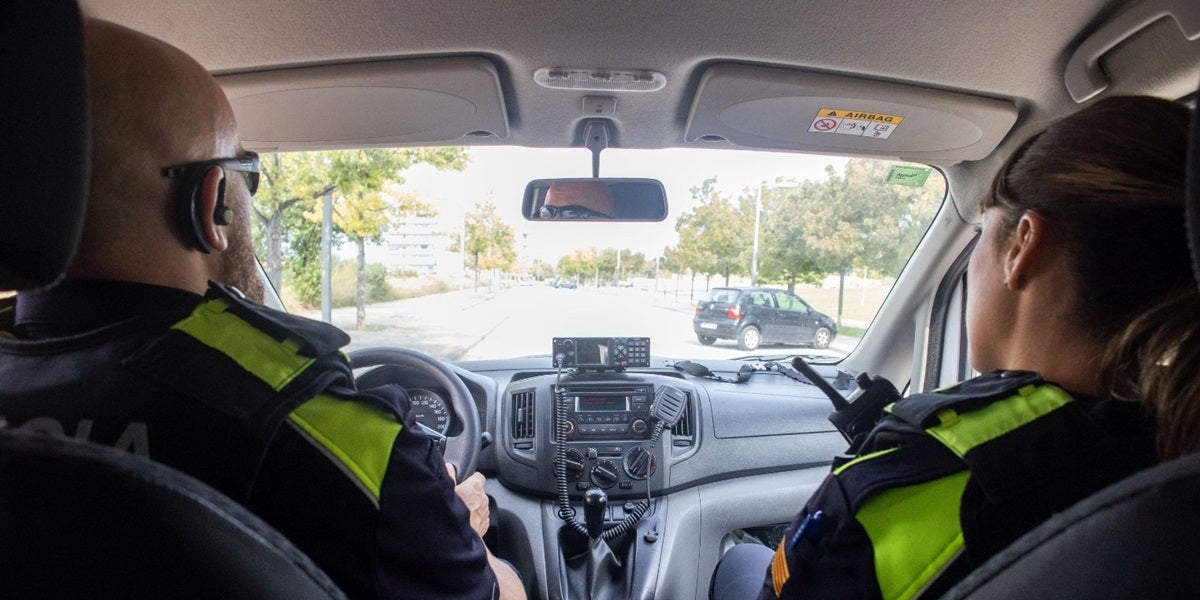 Dos agents de la Policia Municipal, patrullant. Autor: @policiaSabadell via X.