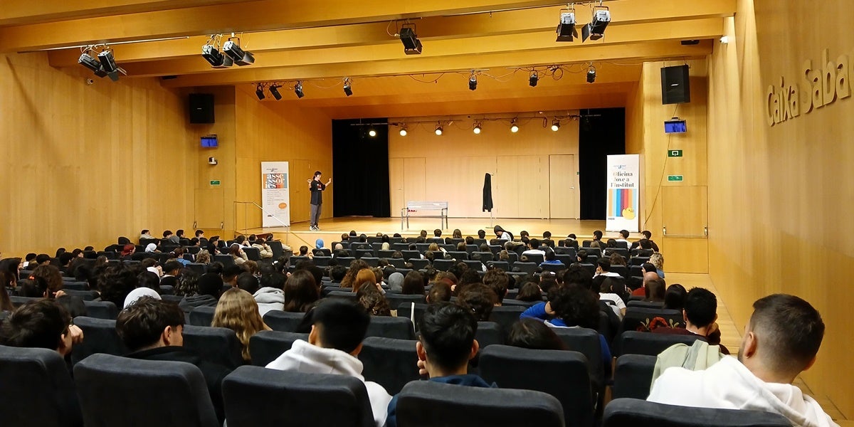 Alumnes de 4t d'ESO escoltant el monòleg No solo duelen los golpes, de Pamela Palenciano. Autor: cedida