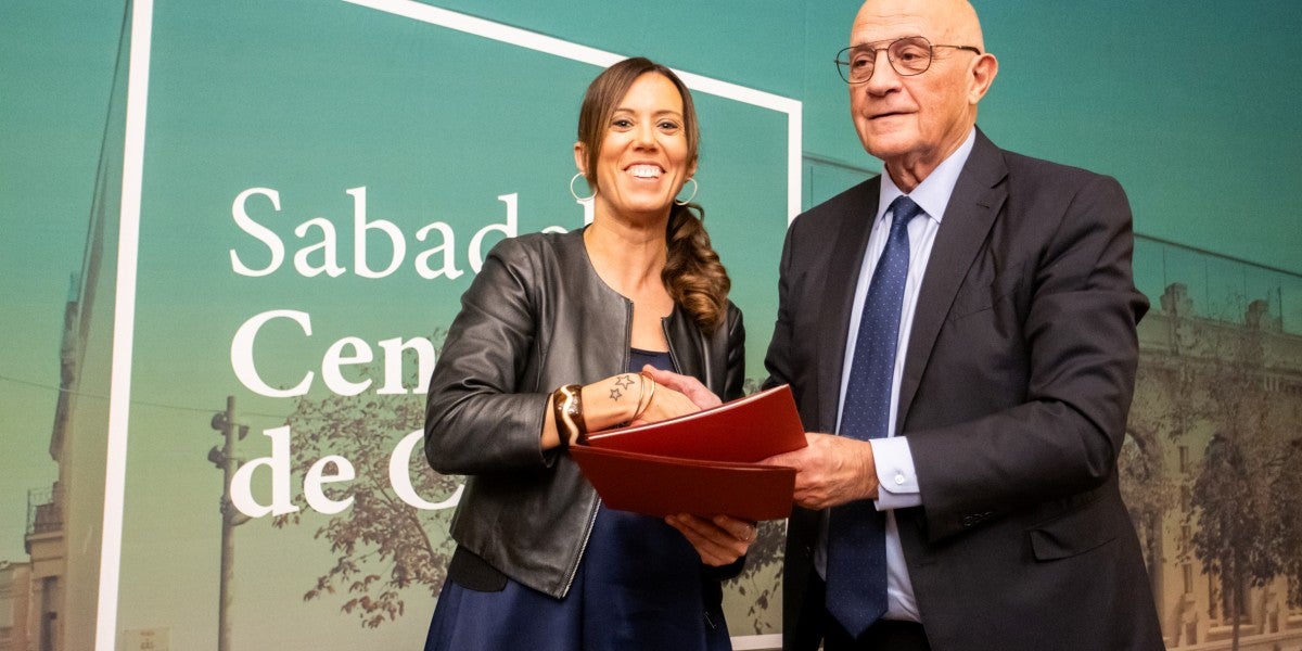 Marta Farrés i Josep Oliu signant el protocol. Autor: Ajuntament / Anna Mas.