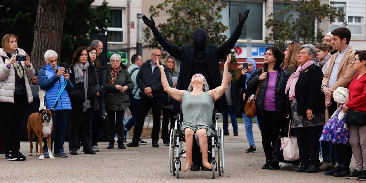 Foto de portada: L'actuació de l'Associació Moviment i Expressió a l'acte del 25N. Autor: David J.
