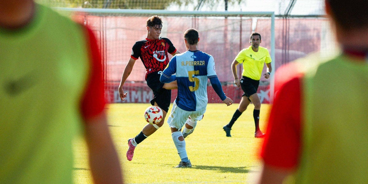 Pedraza, en disputa de pilota. @RDCMallorcaBase, via X